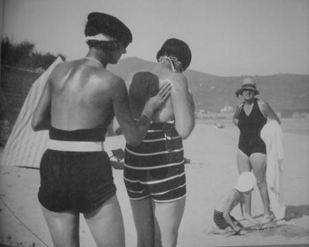 Jacques-Henri Lartigue. Marie-Rose, Bibi, Dany, Simone à la Plage d’Hendaye (août 1927)