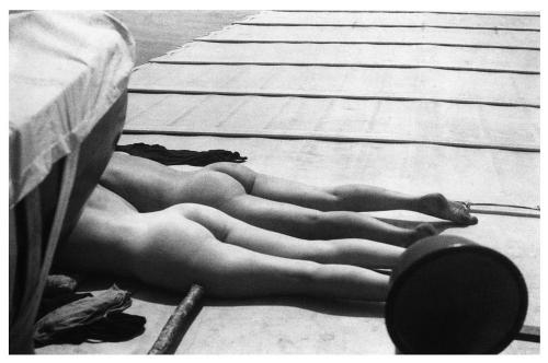 Jacques Henri Lartigue. Denise Grey et Bibi à bord du Dahu II, au large de Royan (juillet 1926)