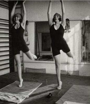 Jacques Henri Lartigue. Lolo, Bibi, culture physique (1922)