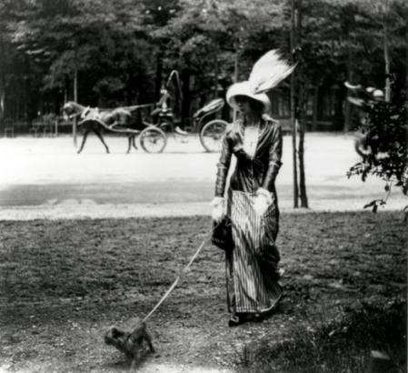 Jacques Henri Lartigue. Mary Lancret, Avenue des Acacias, Paris (juin 1912)