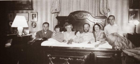 La famille Lartigue le 25 décembre 1925 à Paris : « Zissou, Odette, Maman, Dani, Maman, Bibi et moi »
