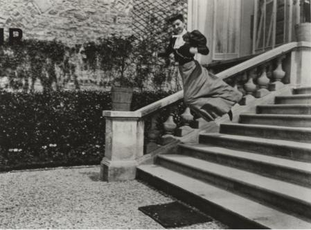 Jacques Henri Lartigue. Sa cousine Bichonnade, rue Cortambert, Paris (1905)