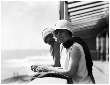 Jacques Henri Lartigue. Yvonne et Bibi, Royan (1926)