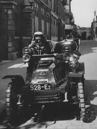 Jacques-Henri-Lartigue. « Zissou et moi en coureur automobile, rue Cortambert » (1903)