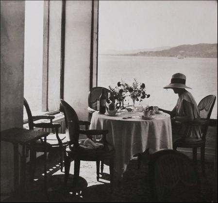 Jacques Henri Lartigue. Bibi, hôtel Eden-Roc, Cap d'Antibes (1925)