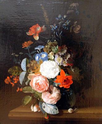 Jan van Huysum. Nature morte aux fleurs dans un vase en verre sur un rebord de pierre (v. 1716)