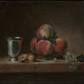 Jean-Siméon Chardin. Nature morte aux pêches, gobelet en argent, raisins et noix (v. 1759-60)
